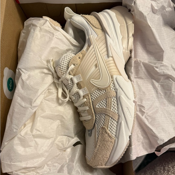 *BRAND NEW* Nike V2K Run Shoes - Picture 1 of 6